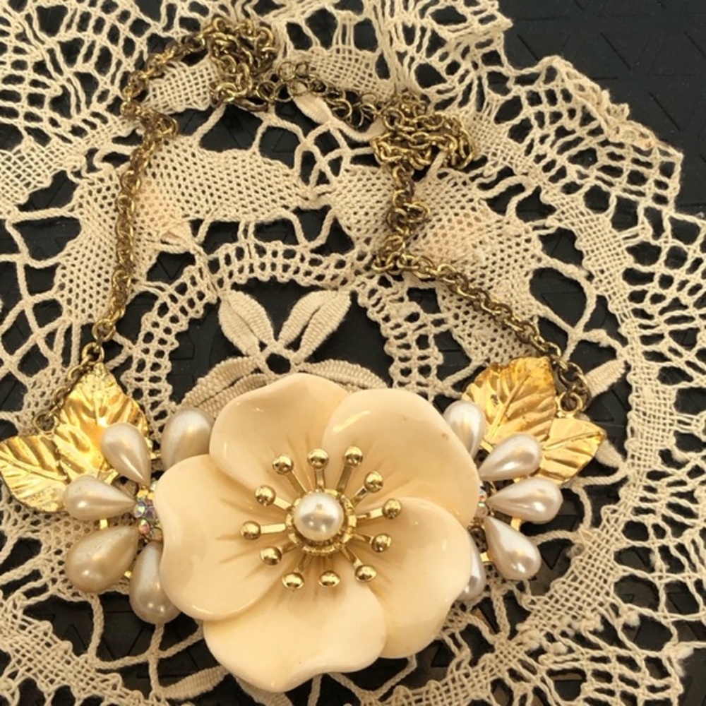 VTG 1990s Gold Toned Costume Jewelry Necklace Acrylic Rhinestone Faux Pearls